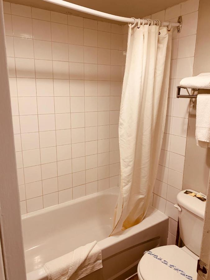 Red Carpet Inn & Suites YYC Kültér fotó